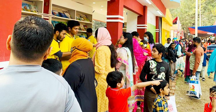 শনিবারেও প্রাণবন্ত বইমেলা