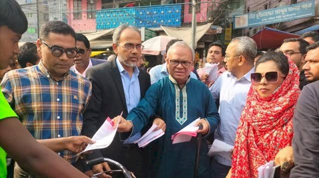 রাজধানীতে লিফলেট বিতরণ করেছে বিএনপি