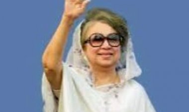 সহযাত্রীদের কষ্ট বিবেচনায় নিয়ে বাংলাদেশ বিমানের প্রস্তাব নাকচ করে দিয়েছেন সাবেক প্রধানমন্ত্রী ও বিএনপি চেয়ারপারসন বেগম খালেদা জিয়া।