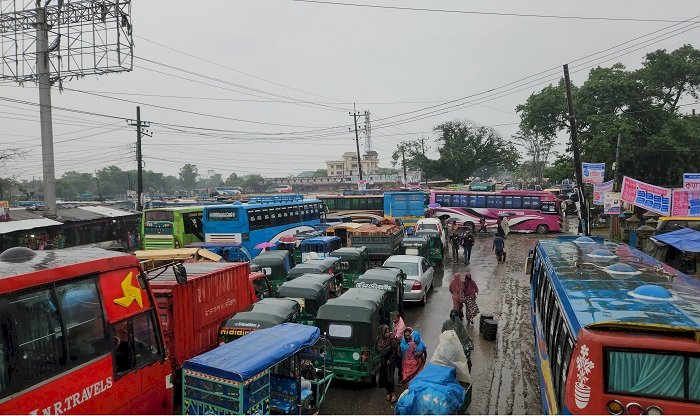 বিশ্ববিদ্যালয় শিক্ষার্থী ও বাস শ্রমিকদের দ্বন্দ্বে সুনামগঞ্জে অনির্দিষ্টকালের জন্য দূরপাল্লার বাস বন্ধ