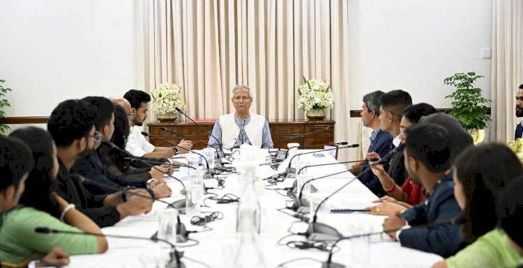 জাতীয় নীতি প্রতিযোগিতায় বিজয়ী শিক্ষার্থীদের সঙ্গে প্রধান উপদেষ্টার শুভেচ্ছা বিনিময়