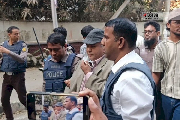 ধানমন্ডি-৩২ এ শ্রদ্ধা জানাতে আসা ঢাবি অধ্যাপক জামালসহ আটক ৫