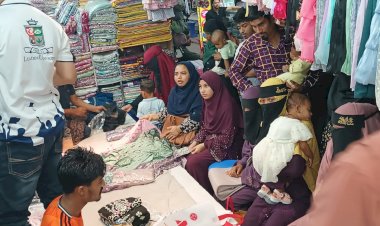 ঈদকে সামনেরেখে জমে উঠছে বেচাকেনা বিভিন্ন শপিং মলে ক্রেতাদের উপচে পড়া ভিড়