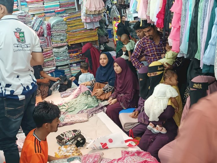 ঈদকে সামনেরেখে জমে উঠছে বেচাকেনা বিভিন্ন শপিং মলে ক্রেতাদের উপচে পড়া ভিড়